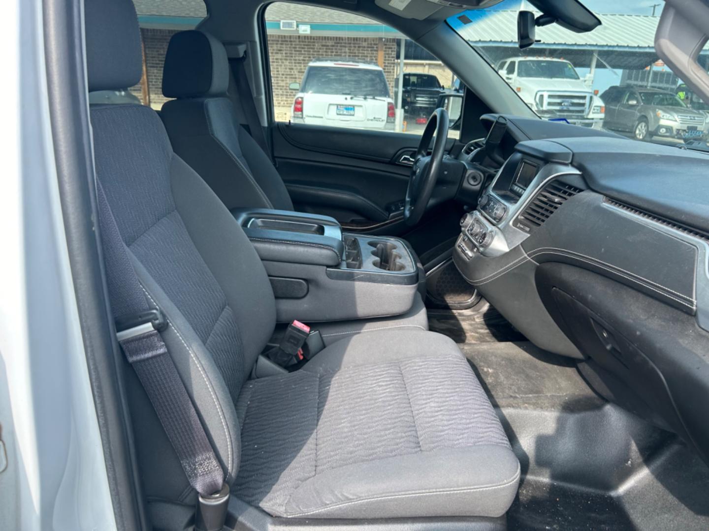 2017 White Chevrolet Tahoe (1GNSCEEC0HR) with an 5.3L V8 F OHV 16V engine, Automatic transmission, located at 1687 Business 35 S, New Braunfels, TX, 78130, (830) 625-7159, 29.655487, -98.051491 - Photo#6